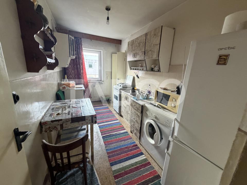 Apartament semidecomandat 4 camere 2 bai etaj 4 zona 1 Decembrie 1918