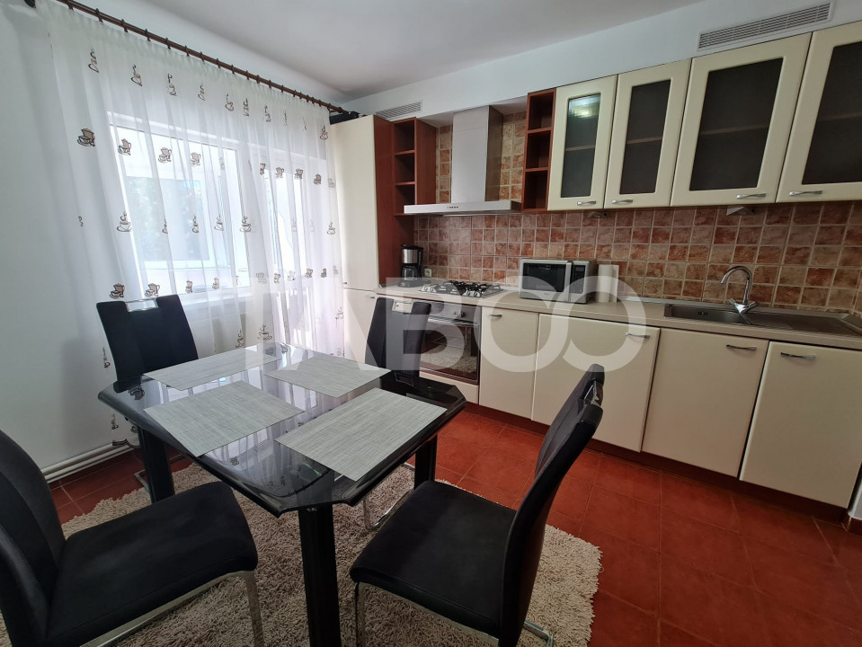 Apartament spatios cu 3 camere si 2 bai plus balcon in zona Central