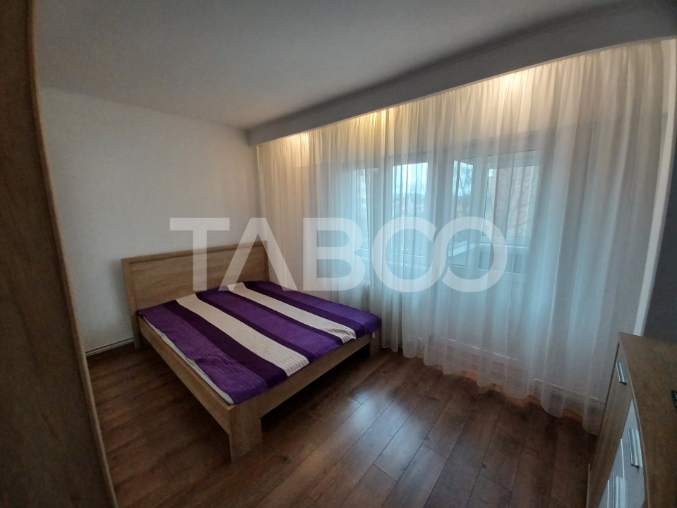 Apartament spatios cu 3 camere si 2 bai plus balcon in zona Central