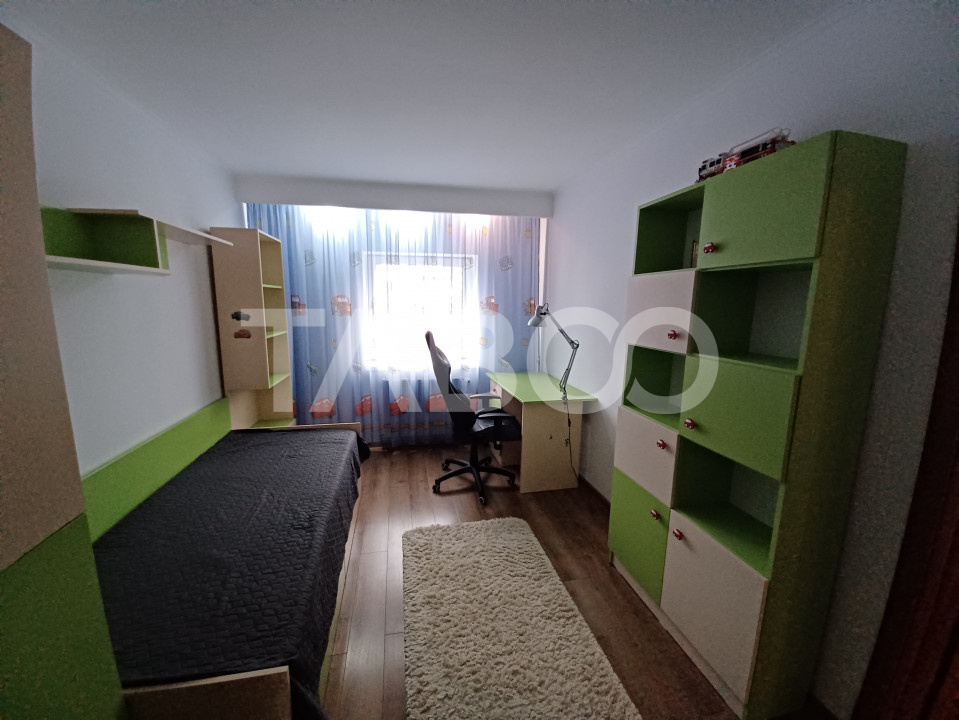 Apartament spatios cu 3 camere si 2 bai plus balcon in zona Central