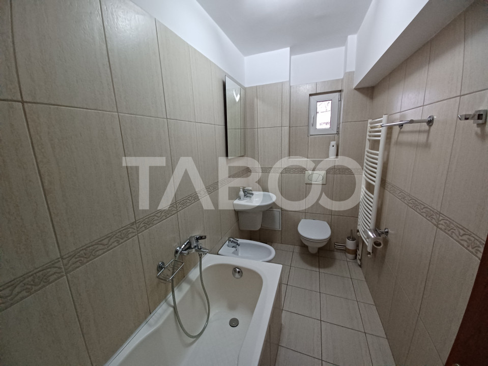 Apartament spatios cu 3 camere si 2 bai plus balcon in zona Central