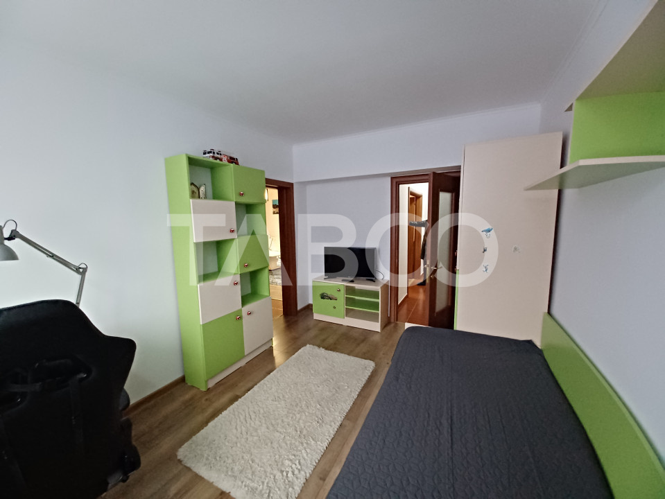 Apartament spatios cu 3 camere si 2 bai plus balcon in zona Central