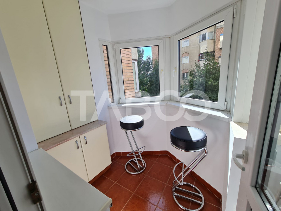 Apartament spatios cu 3 camere si 2 bai plus balcon in zona Central