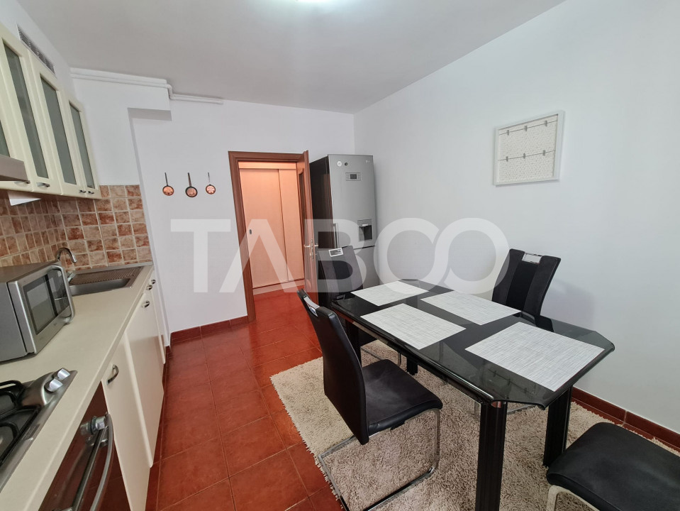 Apartament spatios cu 3 camere si 2 bai plus balcon in zona Central