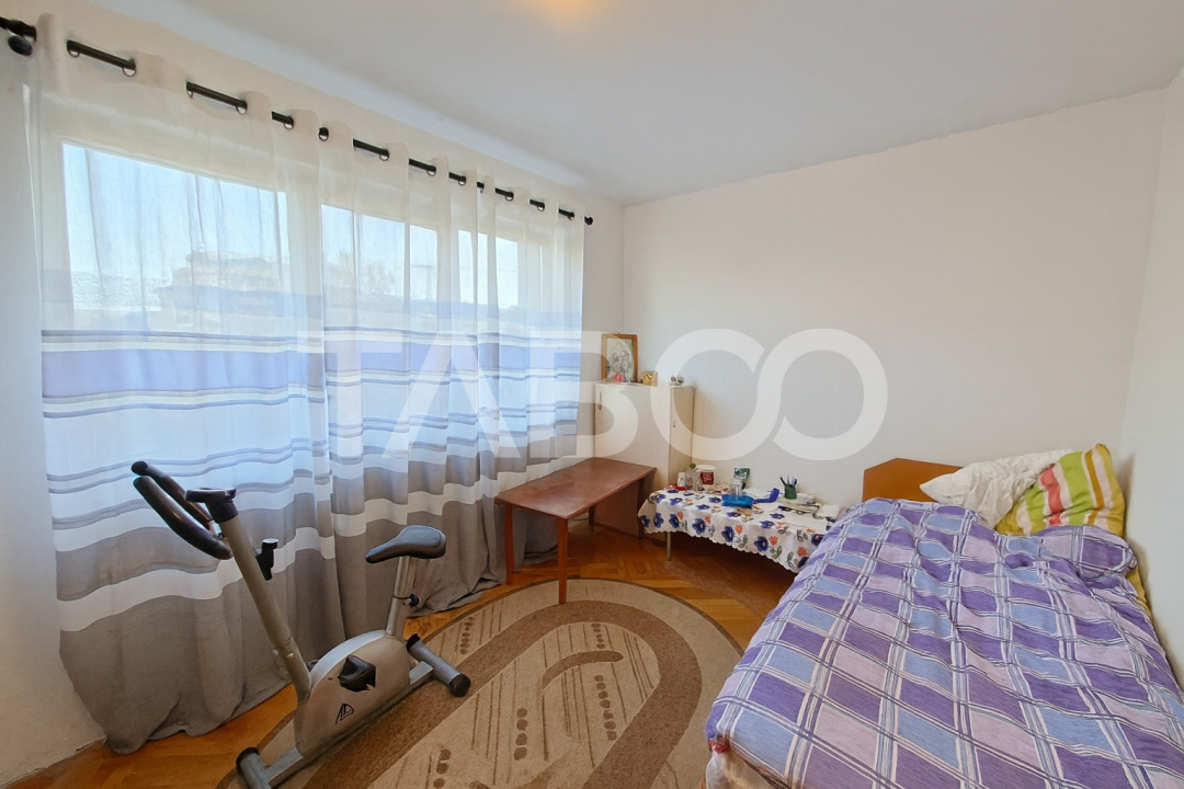 Apartament spatios de vanzare cu 3 camere balcon zona Rahovei