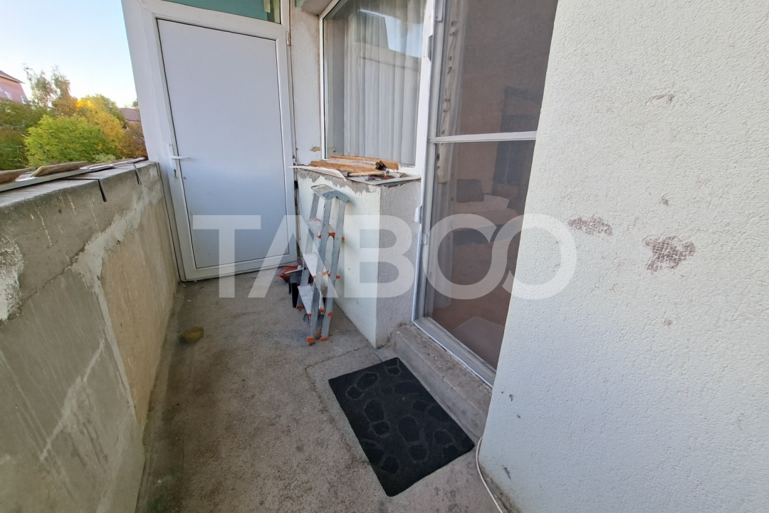 Apartament spatios de vanzare cu 3 camere balcon zona Rahovei