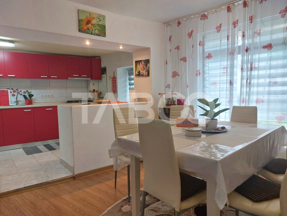 Apartament spatios la casa 3 camere decomandate 80 mp Cisnadie