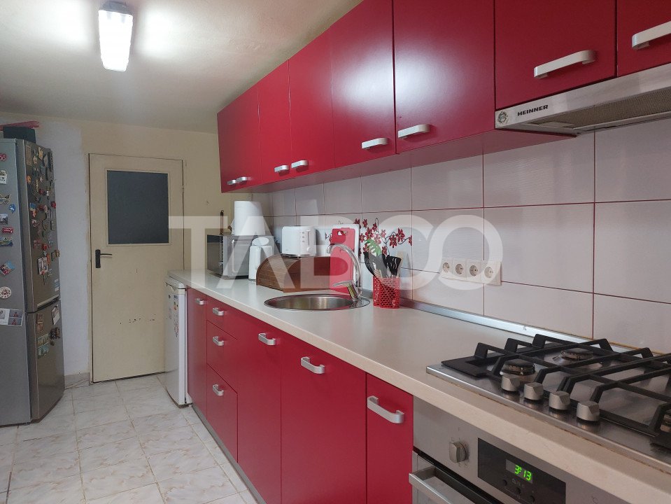Apartament spatios la casa 3 camere decomandate 80 mp Cisnadie