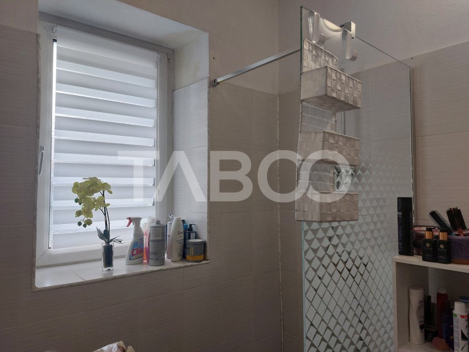 Apartament spatios la casa 3 camere decomandate 80 mp Cisnadie