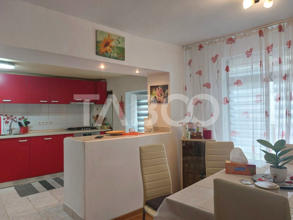 Apartament spatios la casa 3 camere decomandate 80 mp Cisnadie
