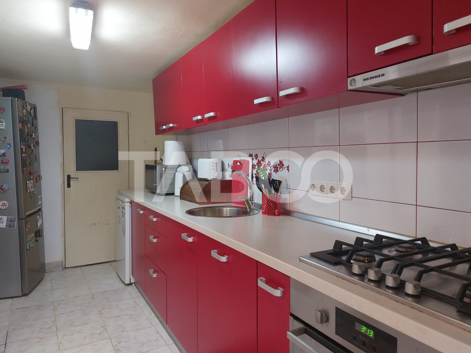 Apartament spatios la casa 3 camere decomandate 80 mp Cisnadie