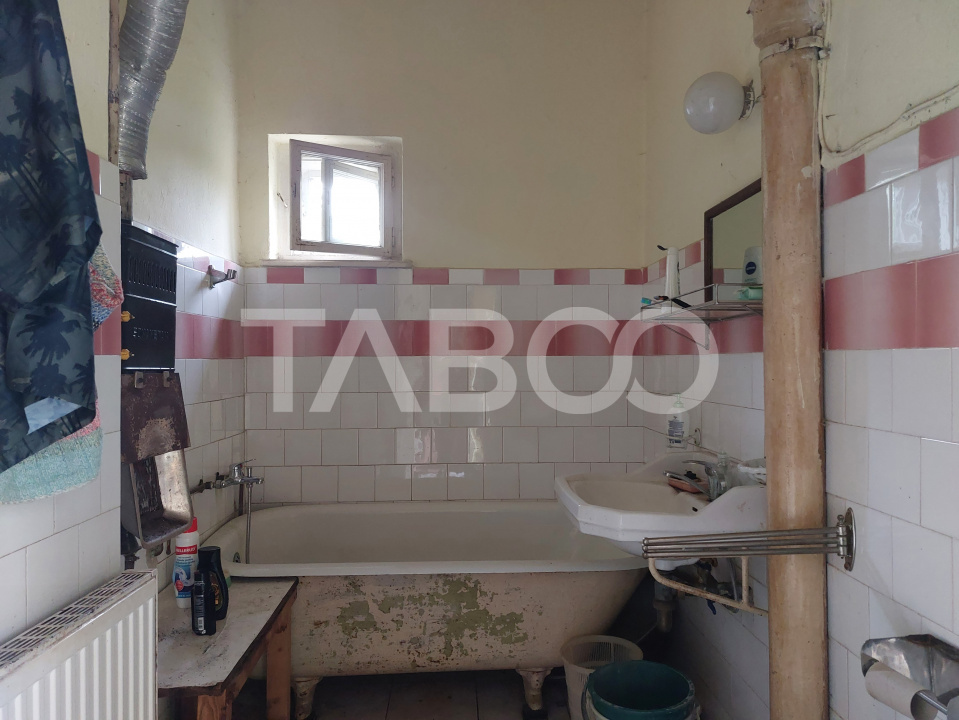 Apartament spatios la casa 82 mp 2 camere strada Livezii Cisnadie