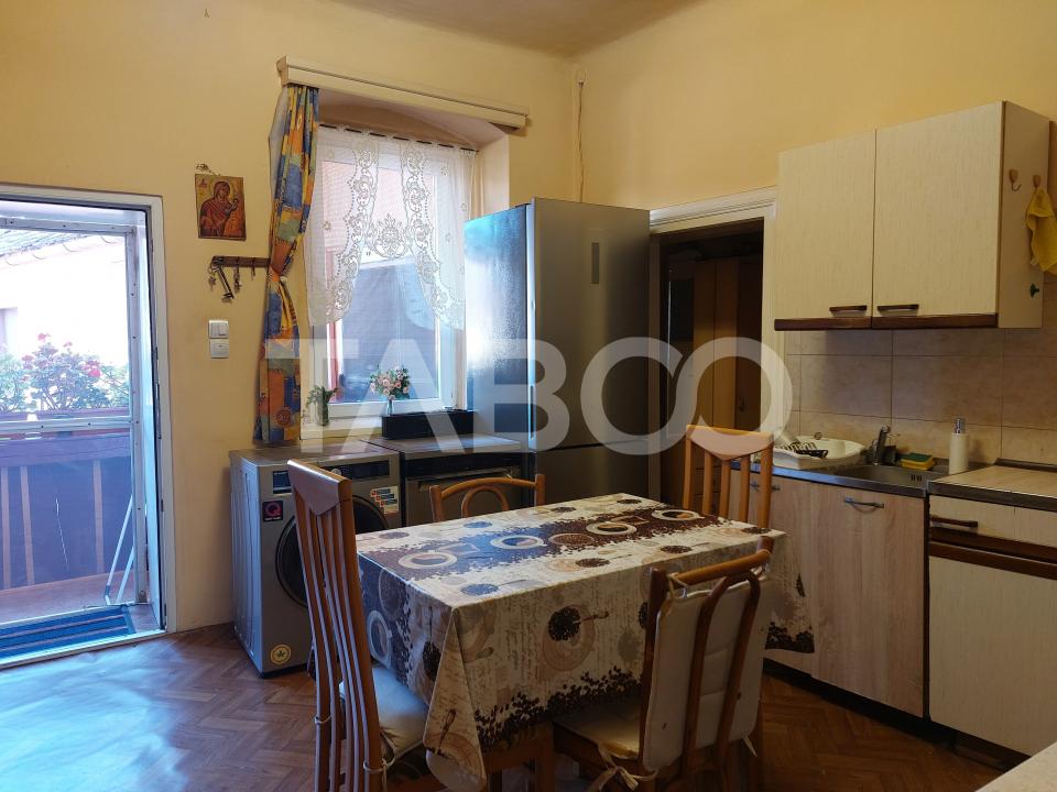 Apartament spatios la casa 97 mpu 3 camere 20 mp gradina pivnita 