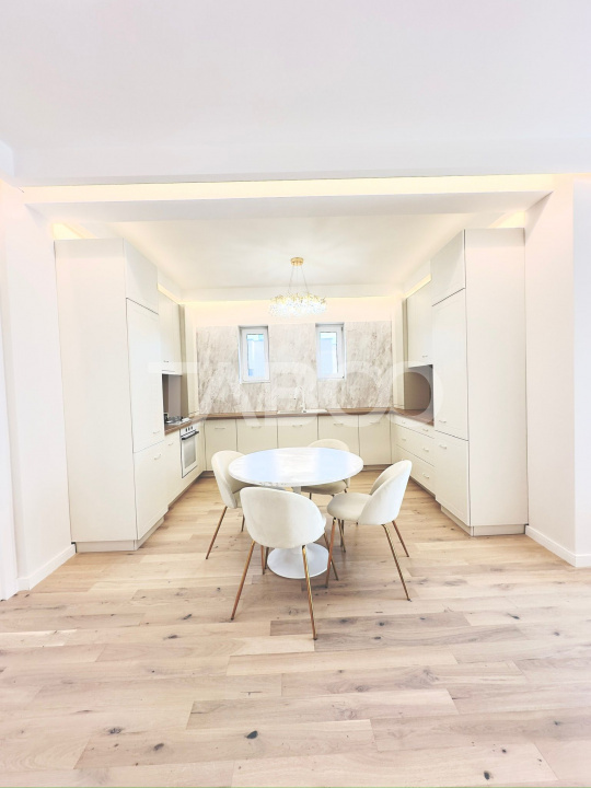 Apartament ultrafinisat tip penthouse de vanzare cu 3 camere Floresti