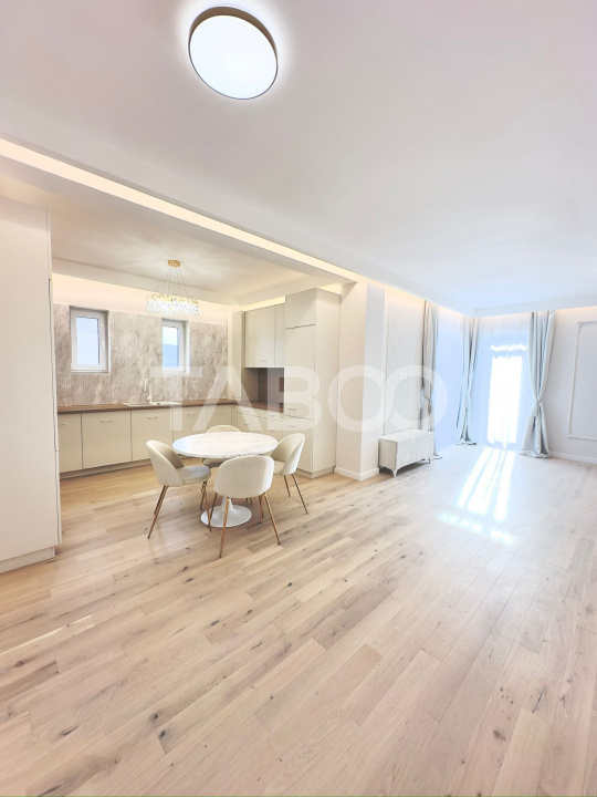 Apartament ultrafinisat tip penthouse de vanzare cu 3 camere Floresti
