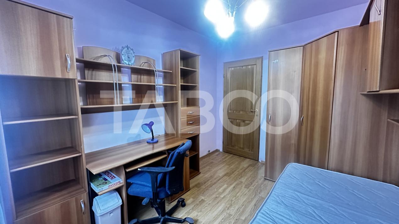 Apartament utilat 4 camere 98 mpu balcon inchis zona Vasile Aaron