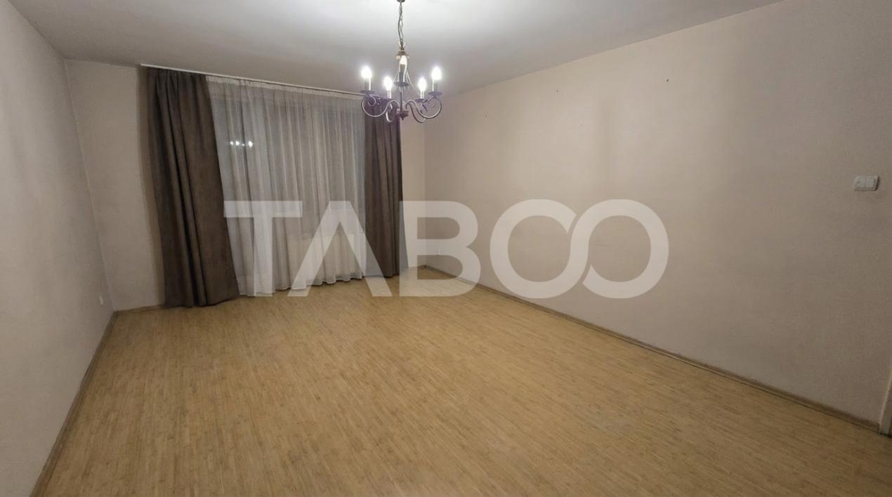 COMISION 0 - Apartament de vanzare cu 4 camere balcon parcare Lupeni 