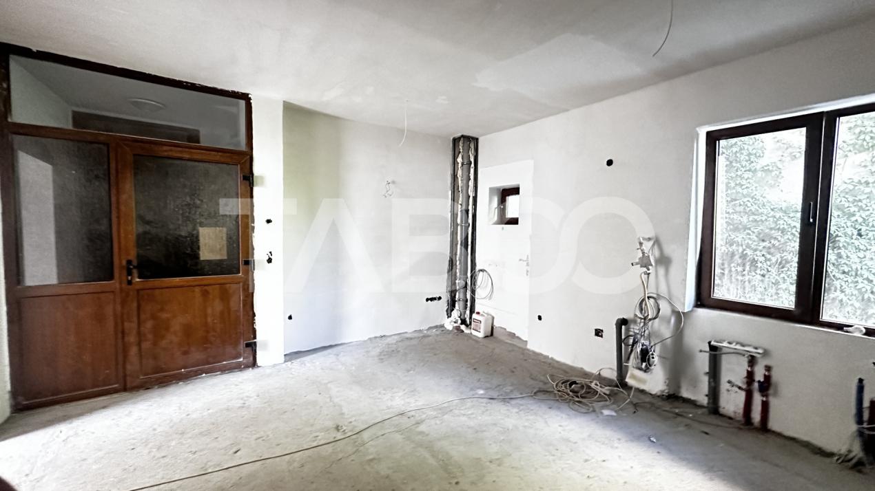 De vanzare apartament 3 camere nemobilate 56 mp cu balcon Central