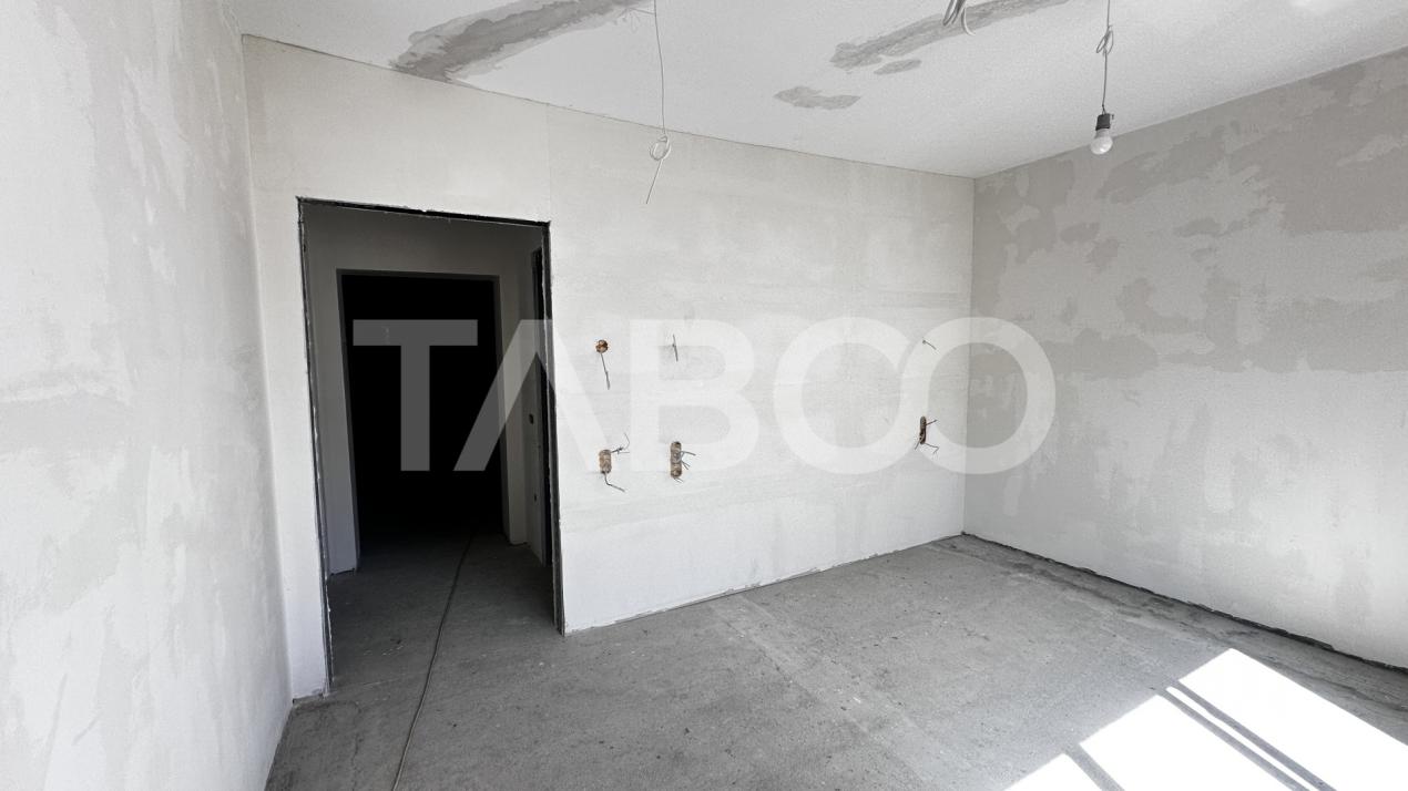 De vanzare apartament 3 camere nemobilate 56 mp cu balcon Central