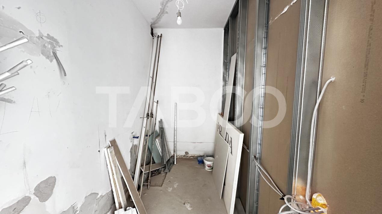 De vanzare apartament 3 camere nemobilate 56 mp cu balcon Central