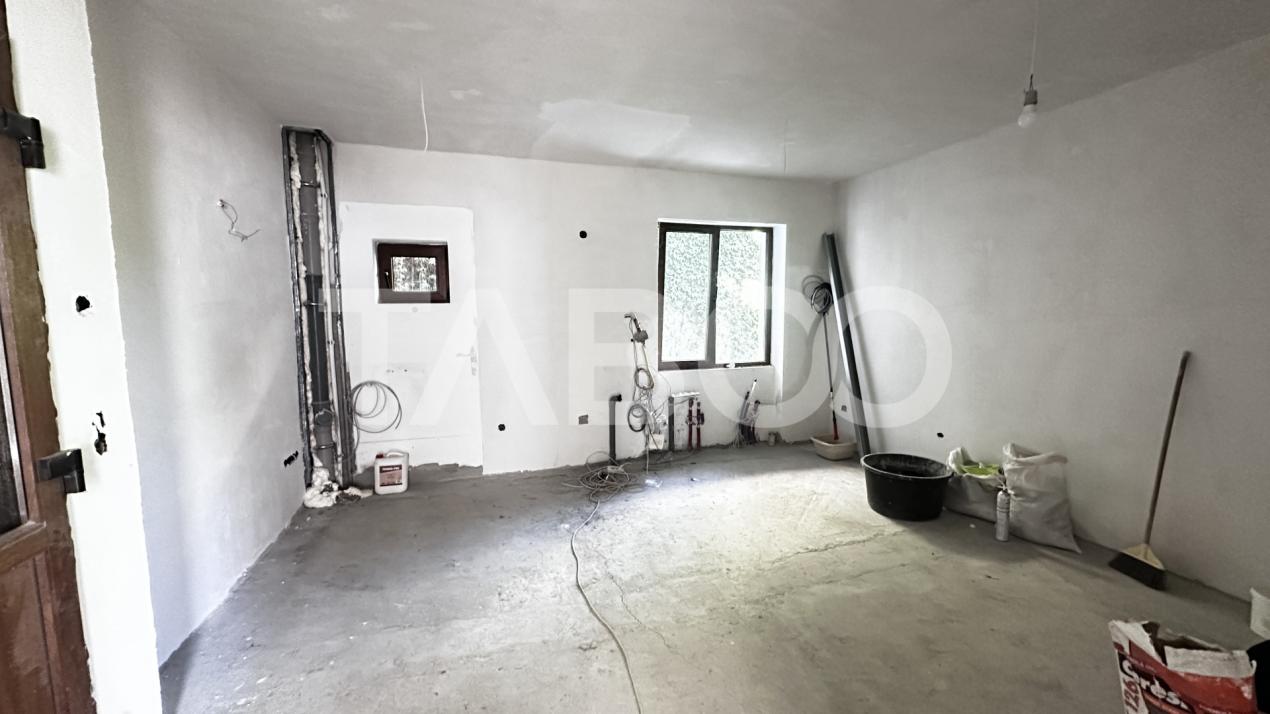 De vanzare apartament 3 camere nemobilate 56 mp cu balcon Central