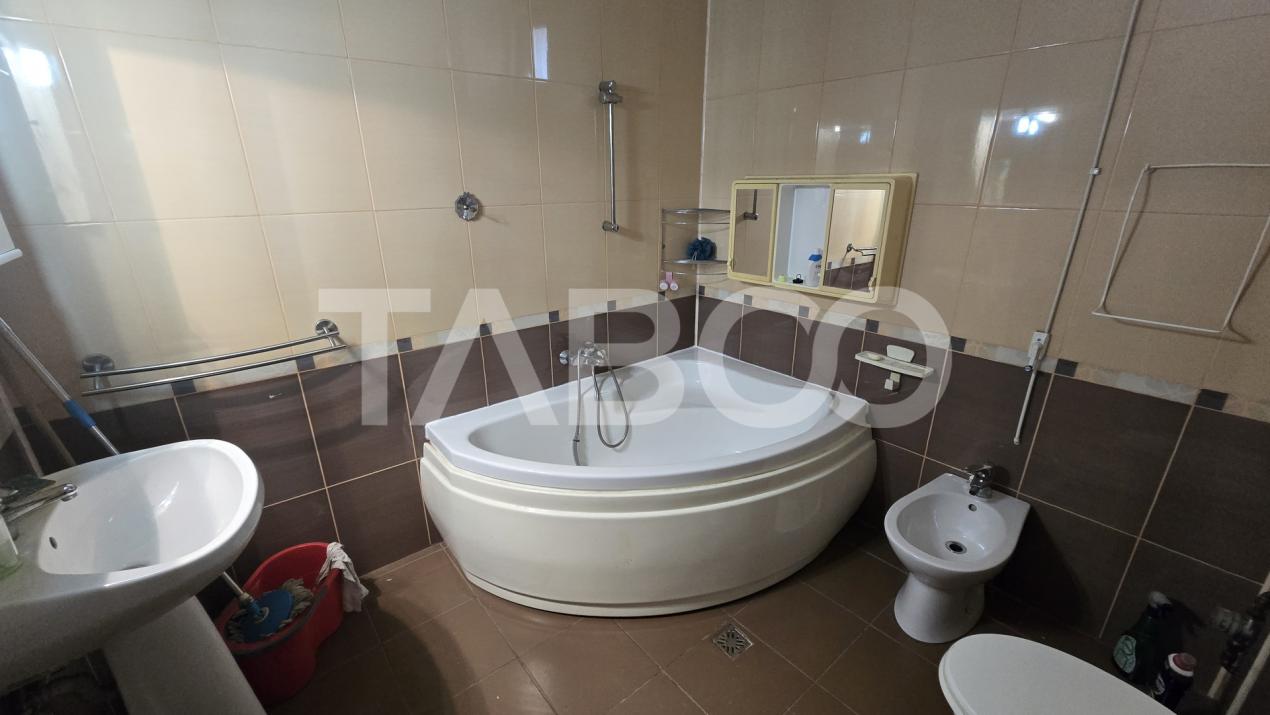 EXCLUSIVITATE - Apartament cu 4 camere de vanzare parcare Strada Noua