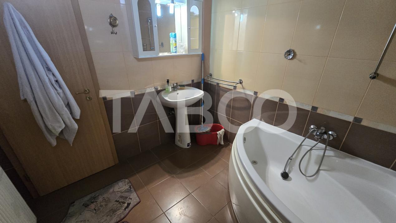 EXCLUSIVITATE - Apartament cu 4 camere de vanzare parcare Strada Noua
