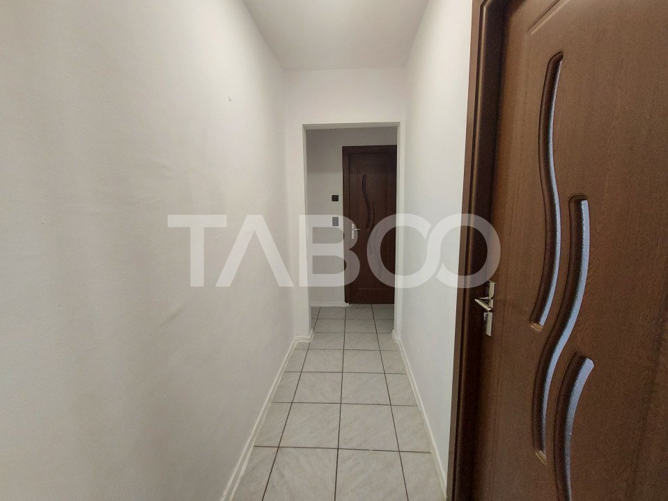 EXCLUSIVITATE - COMISION 0!  Apartament 3 camere balcon si pivnita