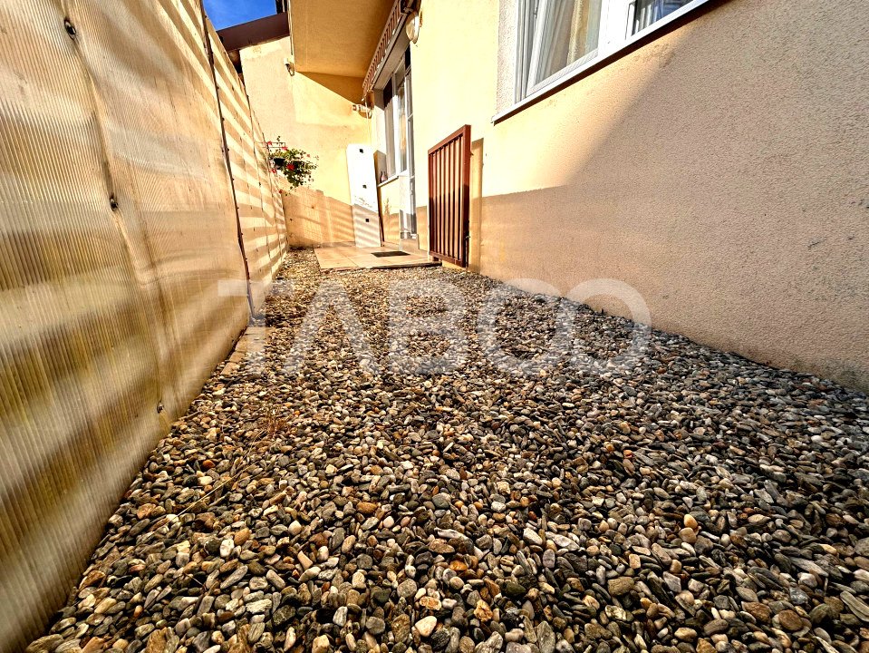 Garsoniera de inchiriat 45 mpu curte privata zona Calea Surii Mici