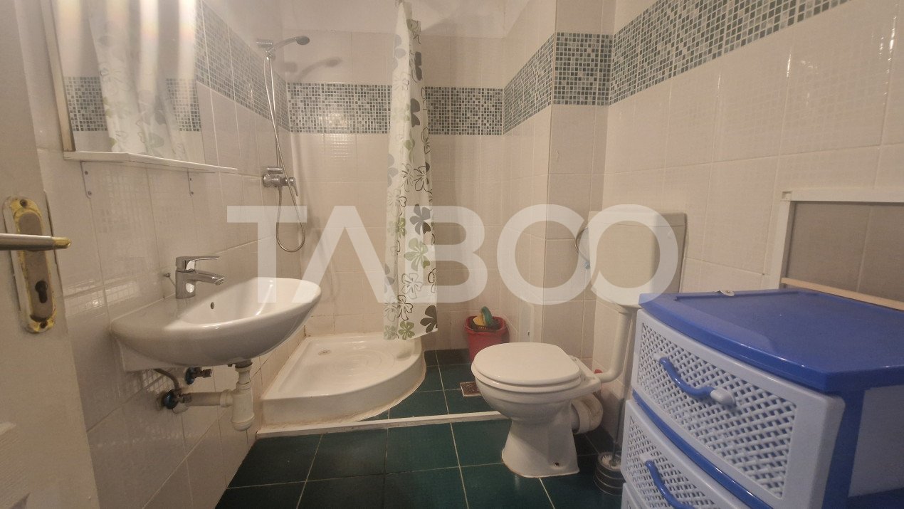 Garsoniera de vanzare etaj intermediar 28 mp utili bloc cu lift Sibiu
