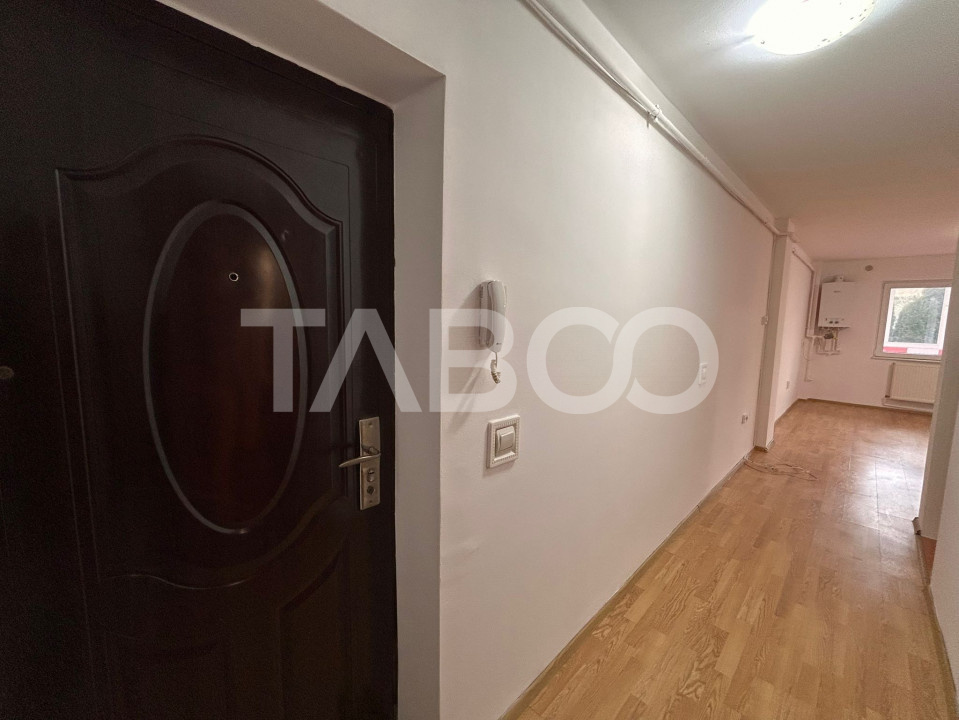 Garsoniera de vanzare etaj intermediar 45 mpu balcon inchis in Sibiu