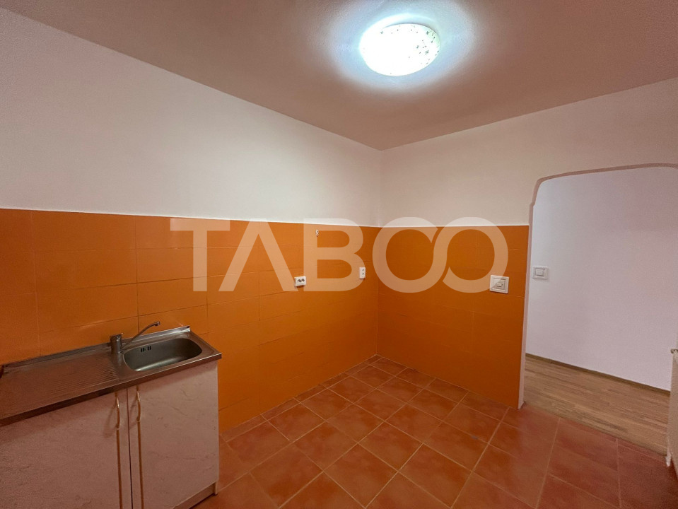 Garsoniera de vanzare etaj intermediar 45 mpu balcon inchis in Sibiu