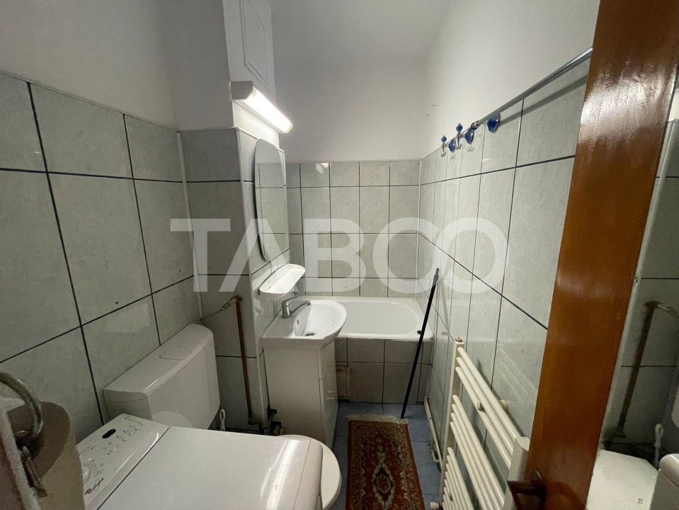 Garsoniera decomandata de inchiriat 28 mpu etaj 1 Vasile Aaron Sibiu