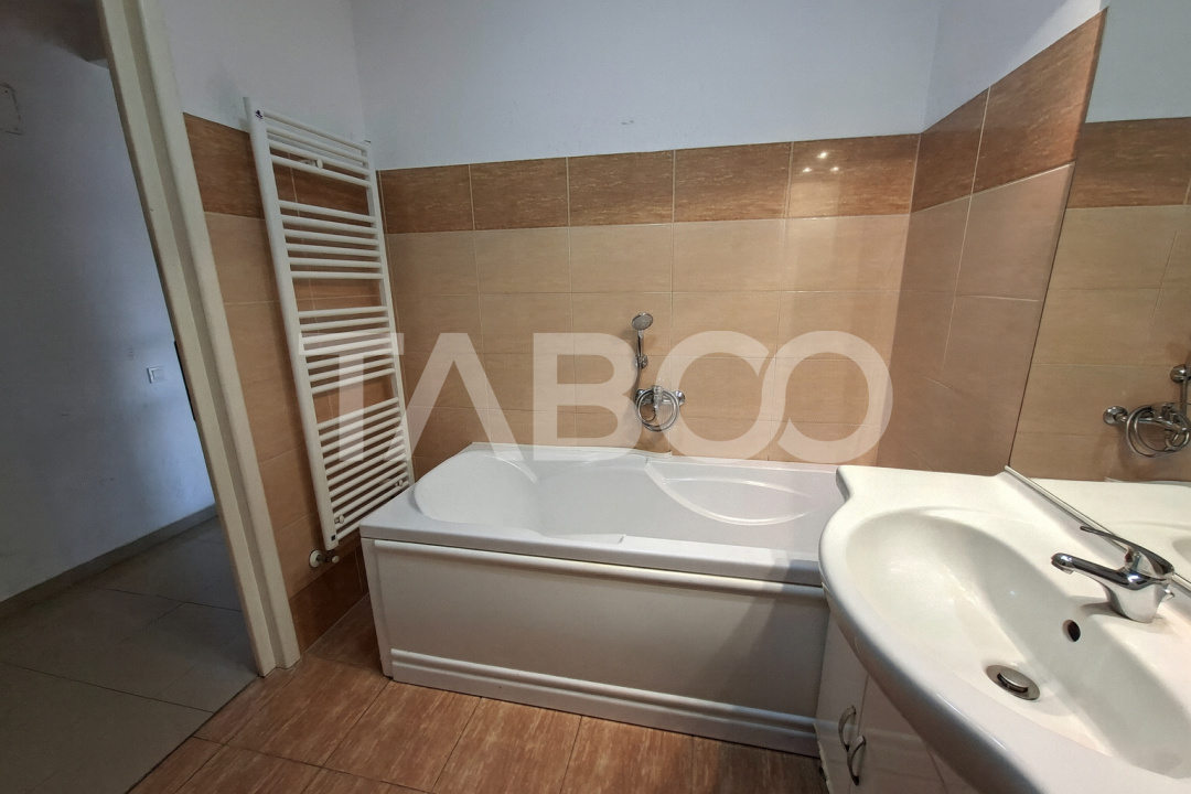 Garsoniera decomandata de vanzare cu lift si pivnita Colinei Sibiu