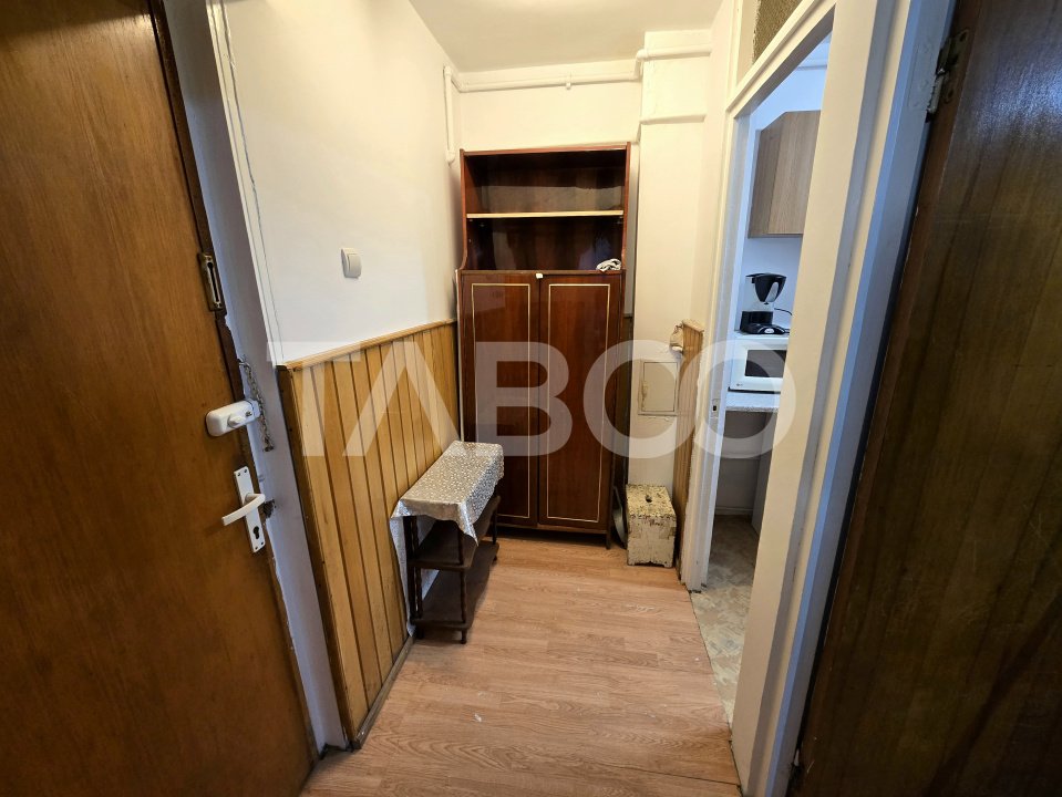 Garsoniera decomandata de vanzare mobilata pivnita Vasile Aaron Sibiu