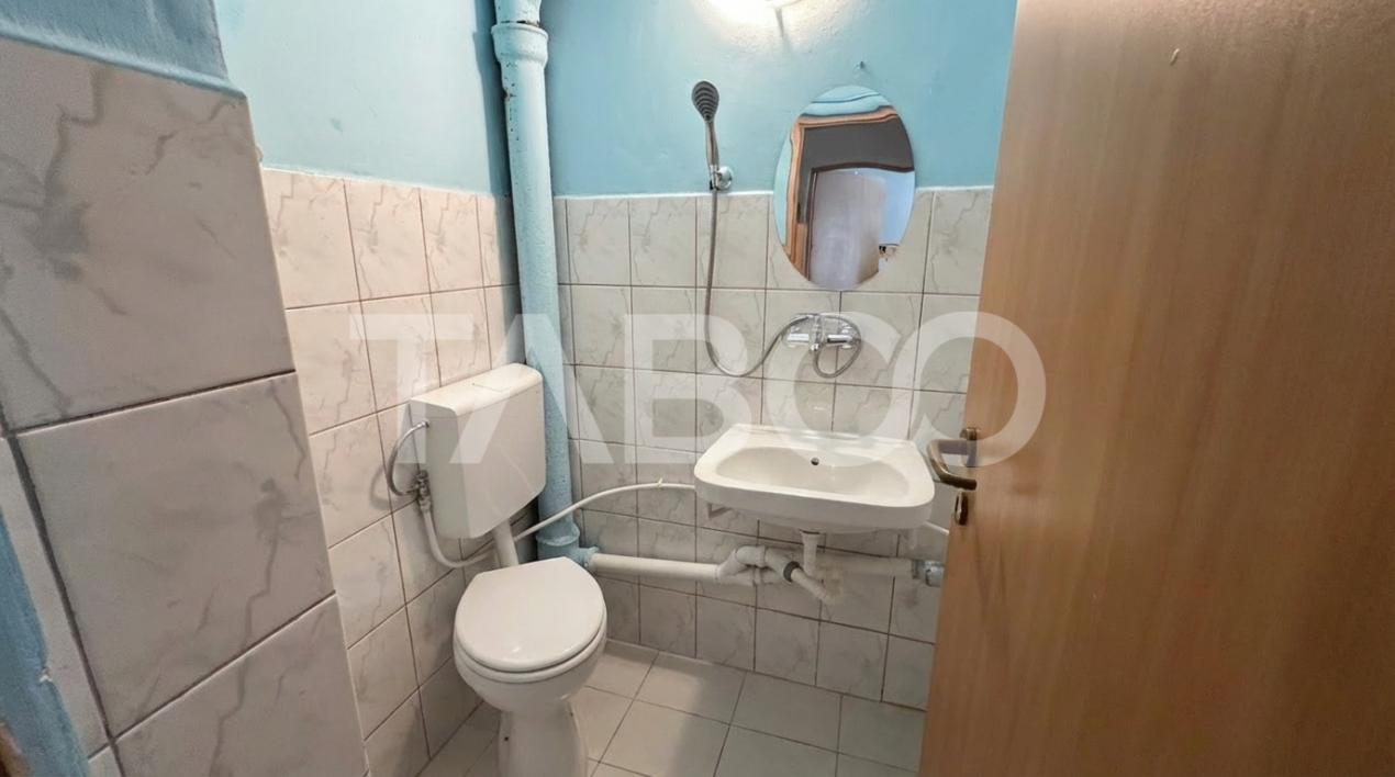 Garsoniera etaj intermediar 1 decomandata de vanzare zona Lupeni Sibiu