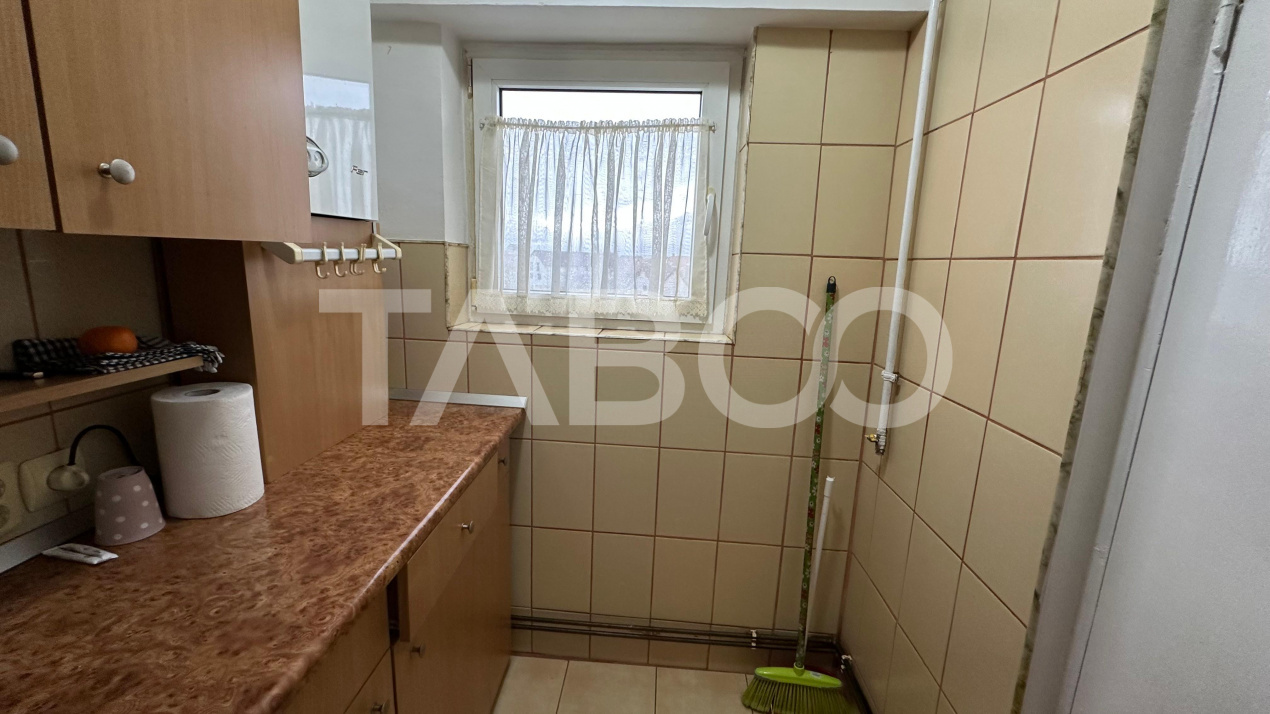 Garsoniera etaj intermediar decomandata balcon Calea Dumbravii