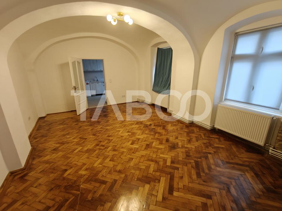 Garsoniera spatioasa de inchiriat in Centrul Istoric - Comision 0