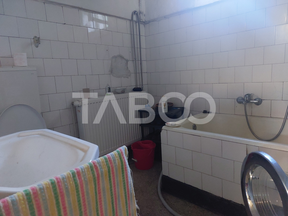Pret avantajos apartament 3 camere 76 mp curte interioara proprie
