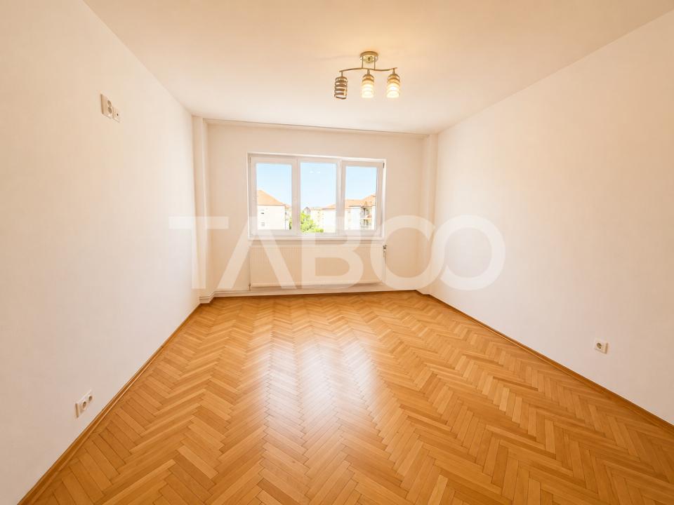 Strand Apartament decomandat de vanzare 2 camere balcon etaj 4