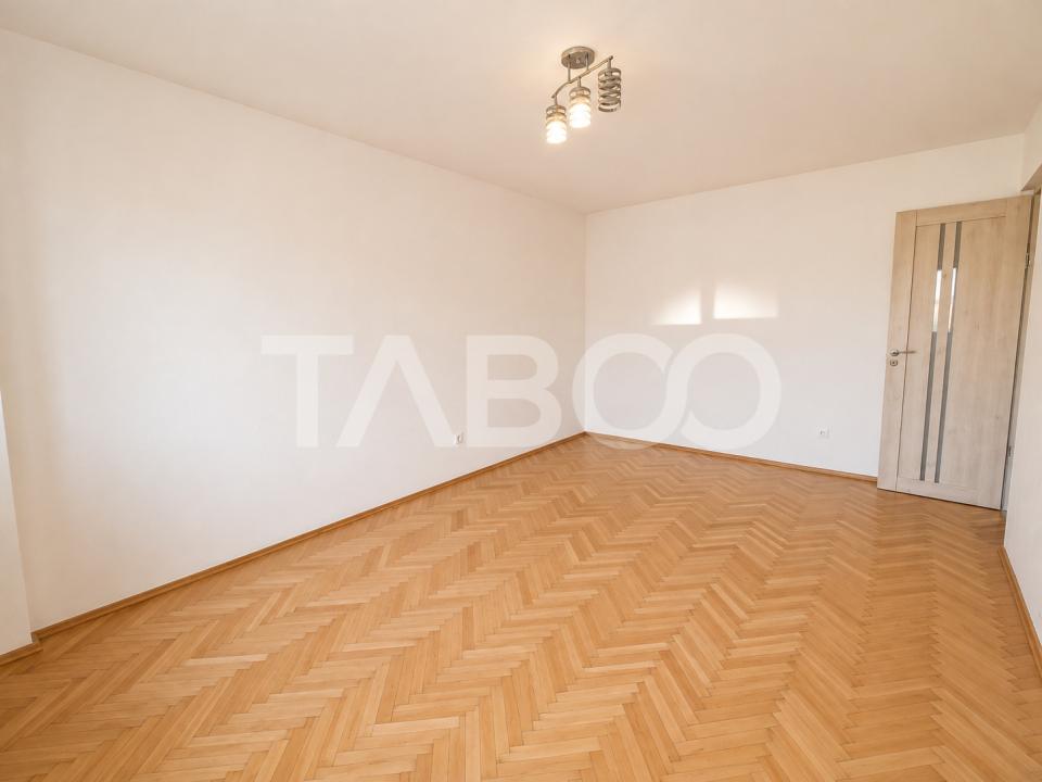 Strand Apartament decomandat de vanzare 2 camere balcon etaj 4