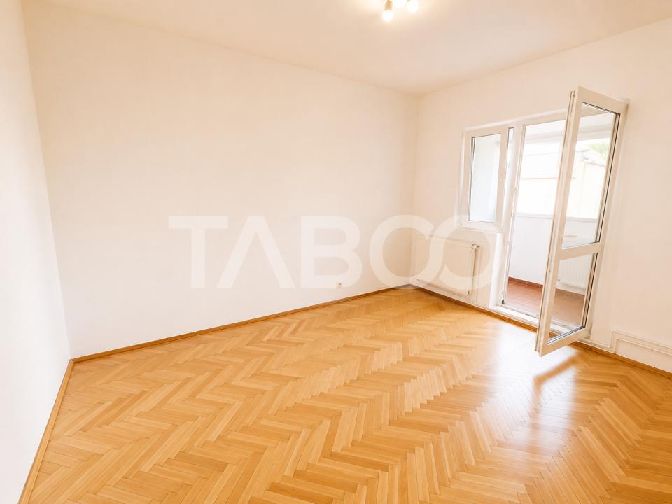 Strand Apartament decomandat de vanzare 2 camere balcon etaj 4