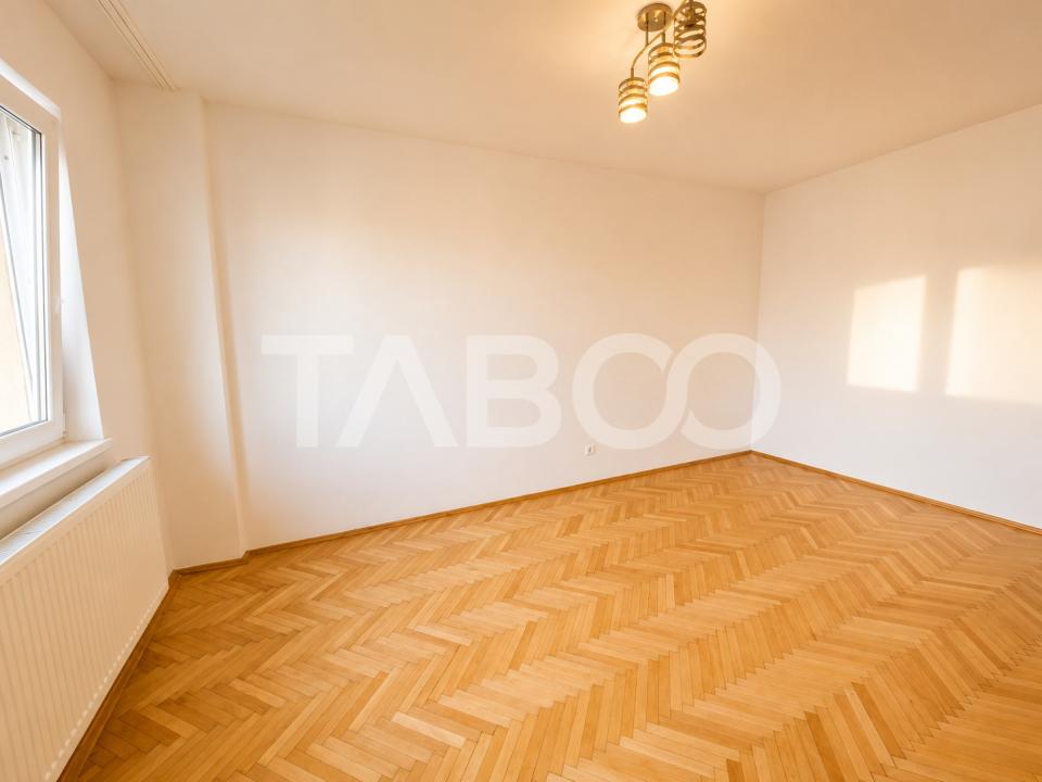 Strand Apartament decomandat de vanzare 2 camere balcon etaj 4 pivnita