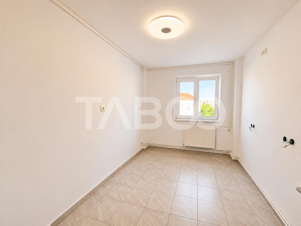 Strand Apartament decomandat de vanzare 2 camere balcon etaj 4 pivnita