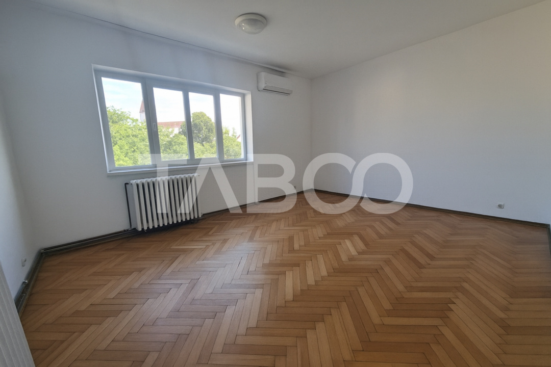 Strand - apartament decomandat de vanzare cu balcon si pivnita