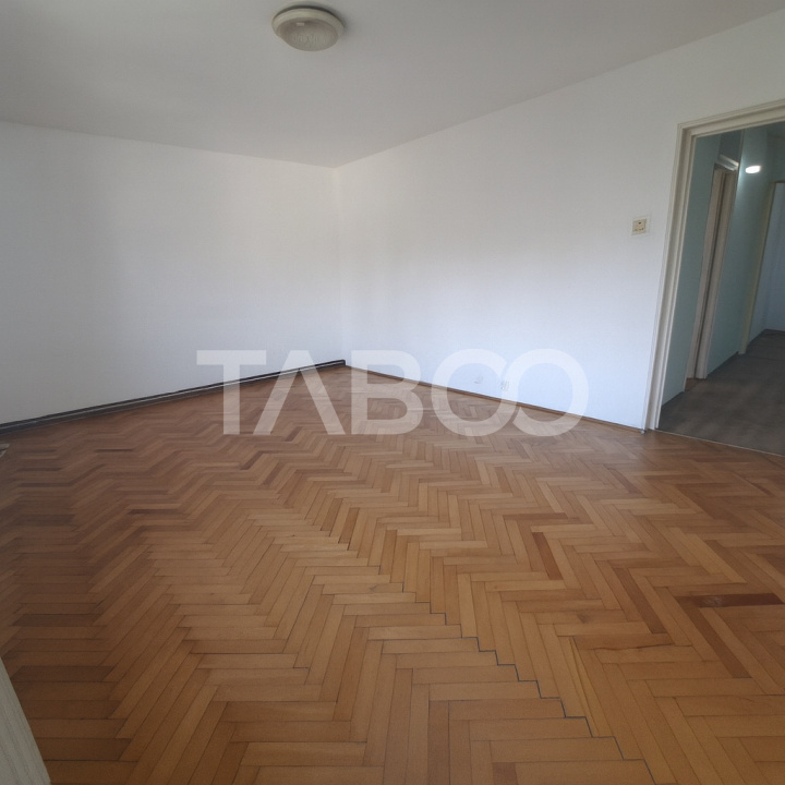 Strand - apartament decomandat de vanzare cu balcon si pivnita