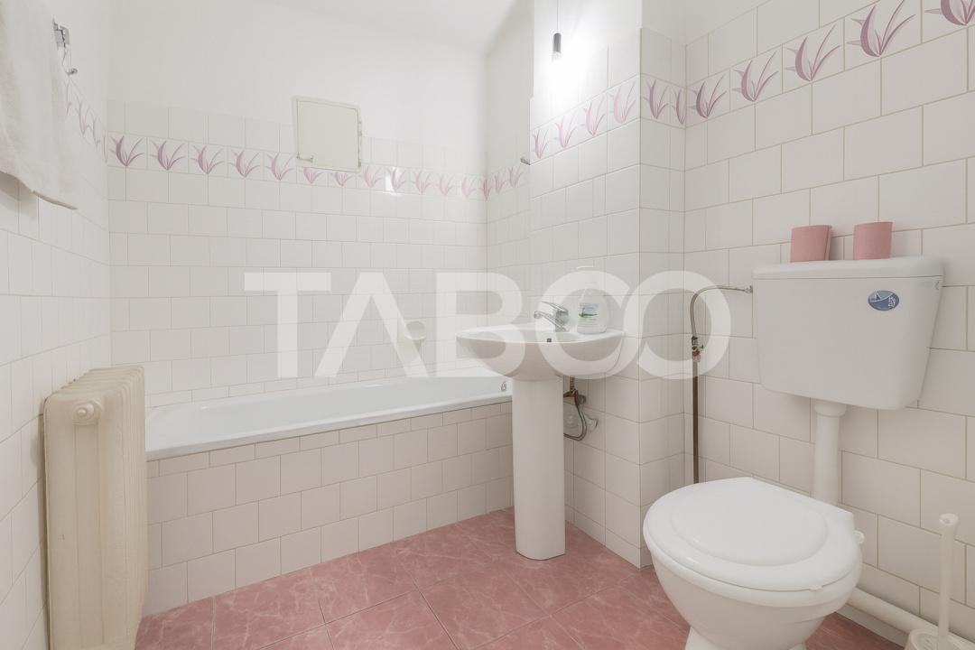 Strand - apartament decomandat de vanzare cu balcon si pivnita